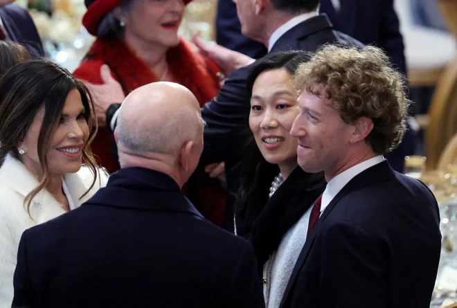 Mark Zuckerberg in Priscilla Chan z Jeffom Bezosom in Lauren Sánchez na drugi predsedniški inavguraciji Donalda Trumpa. FOTO: Evelyn Hockstein/Reuters