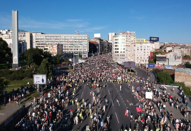 Pred sobotnim protestom študentje prvič ob ultimatu od oblasti zahtevajo izpolnitev svojih zahtev. Zahtevajo razpis predčasnih parlamentarnih volitev in izpraznitev Pionirskega parka pred skupščino. FOTO: Oliver Bunic/AFP