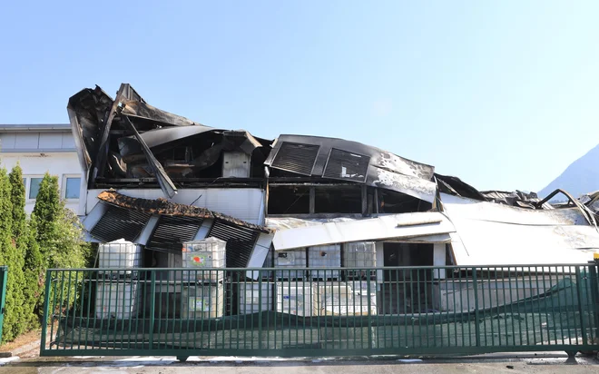 V požaru na industrijskem objektu SVP Avio je nastala velika gmotna škoda. FOTO: Dejan Javornik