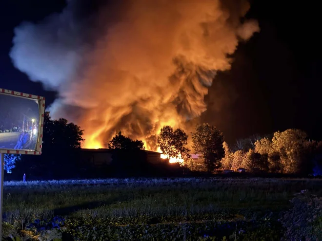 Pri gašenju požara je sodelovalo 162 gasilcev s 35 vozili. FOTO: PGD Begunje