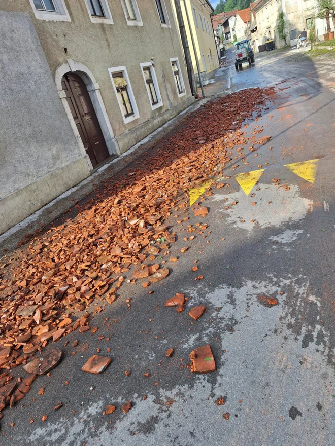 Toča je razbila strešnike starejše hiše. FOTO: Meteoinfo/Facebook