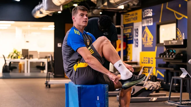 Jaka Bijol se je že spoznal z delovnimi pogoji v Leedsu in si ogledal štadion Elland Road, kjer bo igral v prihajajoči sezoni. Foto Leeds United