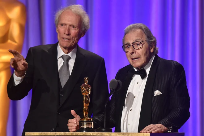 Clint Eastwood in Lalo Schifrina na podelitvi nagrad Governors Awards 2018. FOTO: Robyn Beck/AFP
