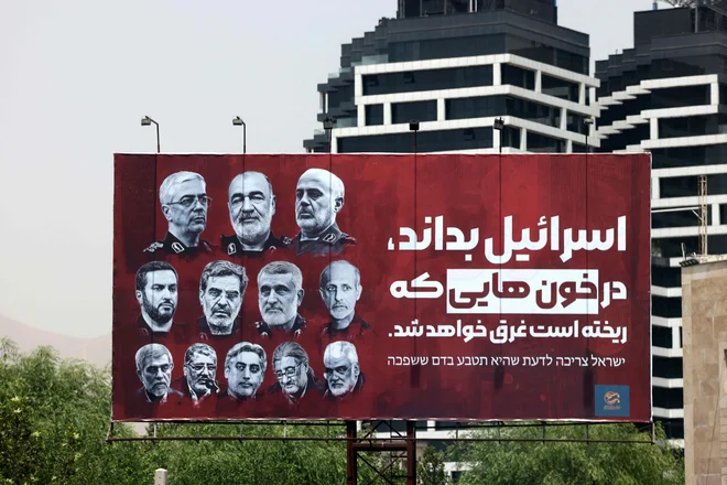 Plakat s fotografijamiu ubitih iranskih generalov na eni od teheranskih ulic FOTO: Atta Kenare/Afp