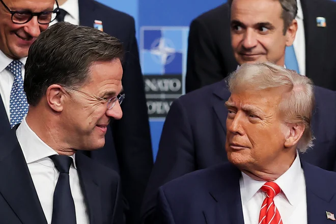 Nato izpoveduje ljubezen Trumpu, čeprav je talec njegovih zahtev. FOTO: Christian Hartmann/Reuters