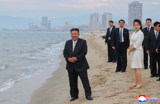 Severnokorejski voditelj Kim Džong Un je odprtje novega letovišča označil za enega največjih podvigov svojega naroda.  FOTO: AFP