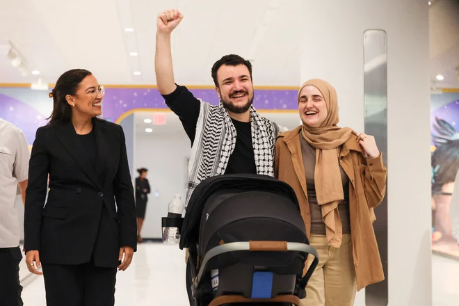 Demokratska predstavnica Alexandria Ocasio-Cortez, na fotografiji s palestinskim študentskim protestnikom Mahmoudom Khalilom, podpira Mamdanija. Foto: Caitlin Ochs/Reuters