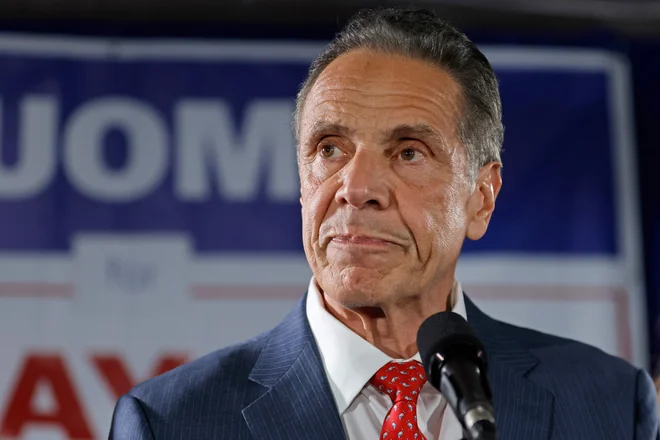 Nekdanji guverner zvezne države New York Andrew Cuomo meša politične štrene. Foto: John Lamparski/Afp
