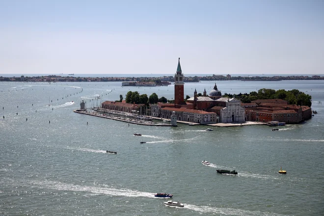 V petek se je osrednji dogodek tridnevnega beneškega slavja zaključil z zasebno slovesnostjo na osamljenem in zgodovinskem otoku San Giorgio Maggiore v okrožju San Marco. FOTO: Yara Nardi/Reuters