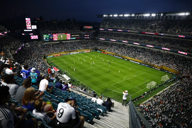 Na stadionu Lincoln Financial Field v Philadelphii si je dvoboj Salzburga in Real Madrida ogledalo 64,811 navijačev. FOTO: Susana Vera/Reuters