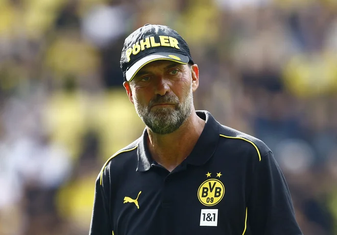 Jurgen Klopp je za revijalno tekmo lani jeseni znova oblekel majico Borussie, kjer je zaslovel. Foto Leon Kuegeler/Reuters