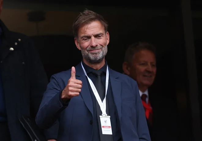 Klopp je na tribunah Anfielda pospremil slavje ob naslovu prvaka Liverpoola v minuli sezoni. FOTO: Phil Noble/Reuters