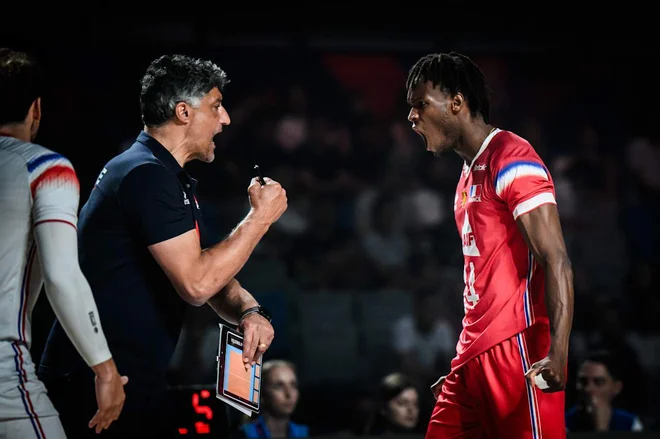 Andrea Gianni dobro vodi pomlajene galske peteline, ki so lani postali olimpijski prvaki. Slovenci so jih v skupinskem delu ugnali ... FOTO: VNL