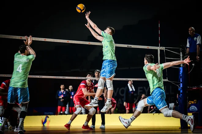 Slovenski odbojkarji so se proti Francozom dobro upirali. FOTO: VNL