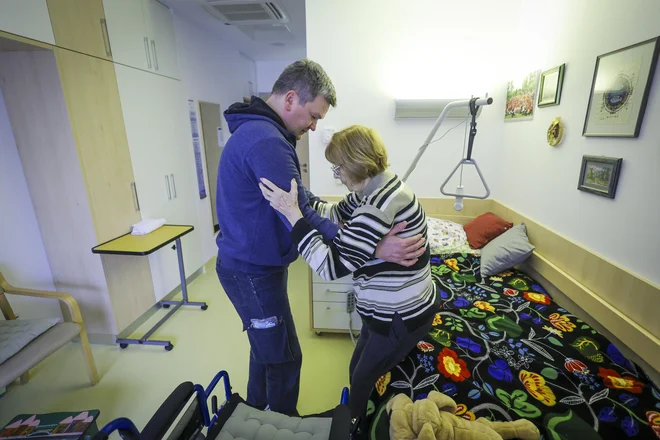 Kadra v skrbstvenih poklicih je premalo, je preobremenjen, se stara, zaradi vsega tega je tudi več bolniških odsotnosti – in začarani krog je sklenjen. Fotografija je simbolična. FOTO: Jože Suhadolnik/Delo