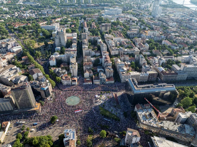 Protest se je začel v soboto ob 18. uri na beograjskem trgu Slavija. FOTO: Djordje Kojadinović/Reuters