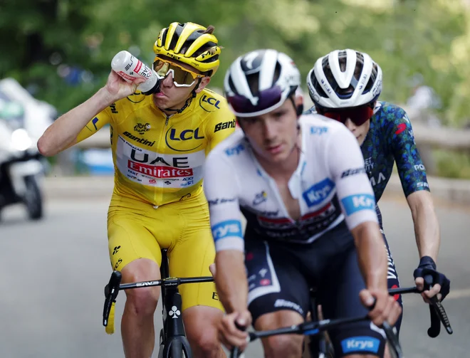 Remco Evenepoel, Tadej Pogačar in Jonas Vingegaard so tudi letos glavni favoriti za mesta na zmagovalnem odru Toura. FOTO: Stephane Mahe/Reuters