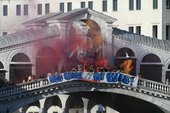 Protestni napis Ni prostora za Bezosa na mostu Rialto. FOTO: Marco Bertorello/AFP