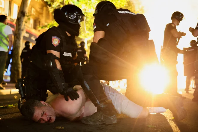 Policija je pridržala 77 ljudi, oblast napoveduje nove aretacije. Foto Marko Djurica/Reuters