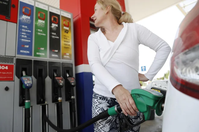 Točenje goriva, bencinski servis, gorivo, podražitve, motivi. Domžale, 10. maj 2022 Foto Leon Vidic/delo