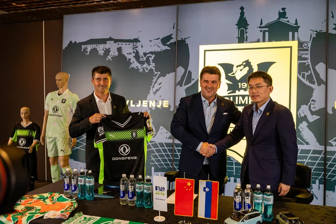 Sadovi dela na igrišču so vidni tudi v OIlimpijinem organizacijskem ustroju. Zeleno-bele je »okrepil« velik pokrovitelj, tretji največji kitajski proizvajalec avtmobilov Dongfeng Motor Corporation. FOTO: Črt Piksi/Delo