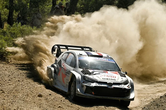 Sebastien Ogier si je pridirkal drugo mesto. FOTO: Valerie Gache/AFP