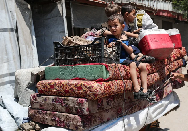 Palestinci bežijo iz svojih domov s svojimi stvarmi, potem ko je izraelska vojska izdala ukaze za evakuacijo v mestu Gaza. FOTO: Mahmoud Issa/Reuters