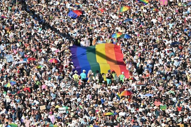 Sobotna parada v Budimpešti je jasno sporočilo Orbánovemu režimu, da se tudi v avtoritarnih sistemih pojavijo razpoke. FOTO: Attila Kisbenedek/AFP
