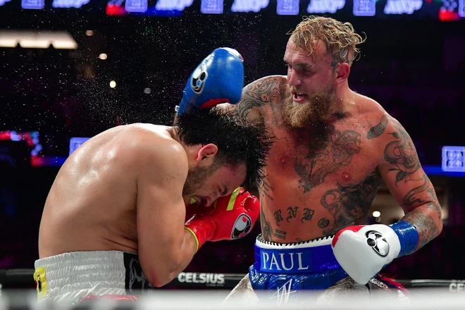Jake Paul (desno) je premagal tudi Julia Cesarja Chaveza mlajšega. FOTO: Gary A. Vasquez/Reuters