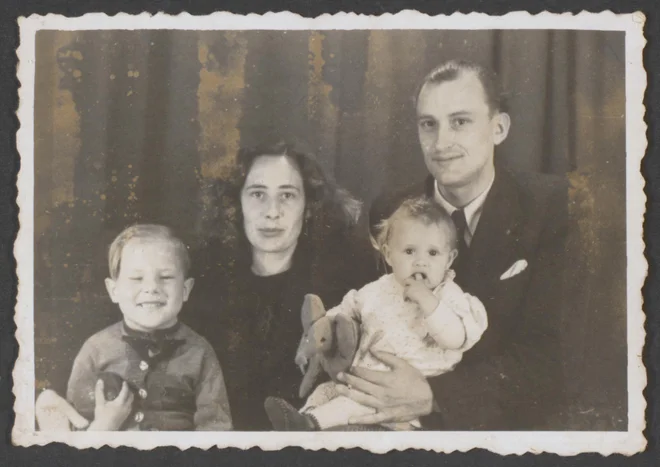Peter Handke (levo) z mamo Marijo, polsestro Moniko in očimom Brunom Handkejem, Berlin, maj 1948 FOTO: Avstrijska narodna knjižnica