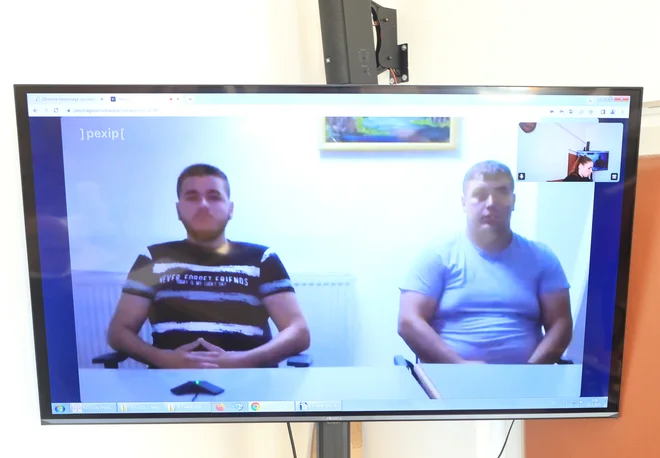 Leonardo (na fotografiji levo) in Arsen Novak se ne strinjata, da se jima sodi prek videokonference. FOTO: Dejan Javornik