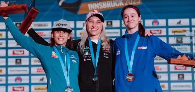 Janji Garnbret sta družbo na odru za zmagovalke delali Italijanka Laura Rogora in Britanka Erin McNeice. FOTO: IFSC