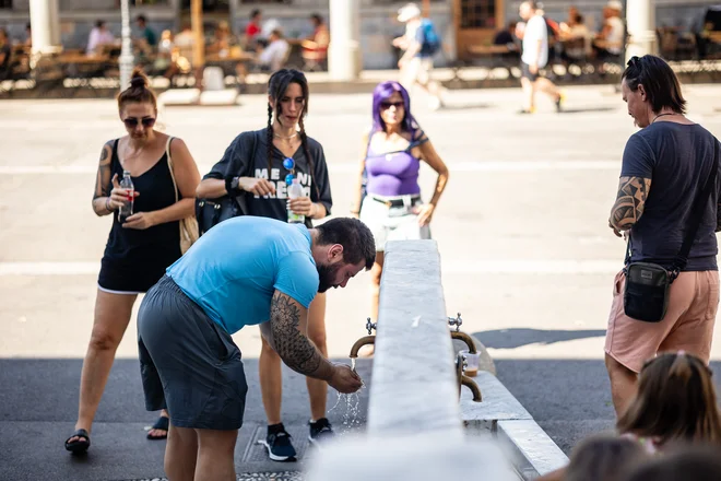 Za boljše počutje veliko lahko naredimo sami s hlajenjem organizma s hladno, a ne ledeno mrzlo vodo ter s pitjem večjih količin vode in izotoničnih raztopin. Foto Črt Piksi