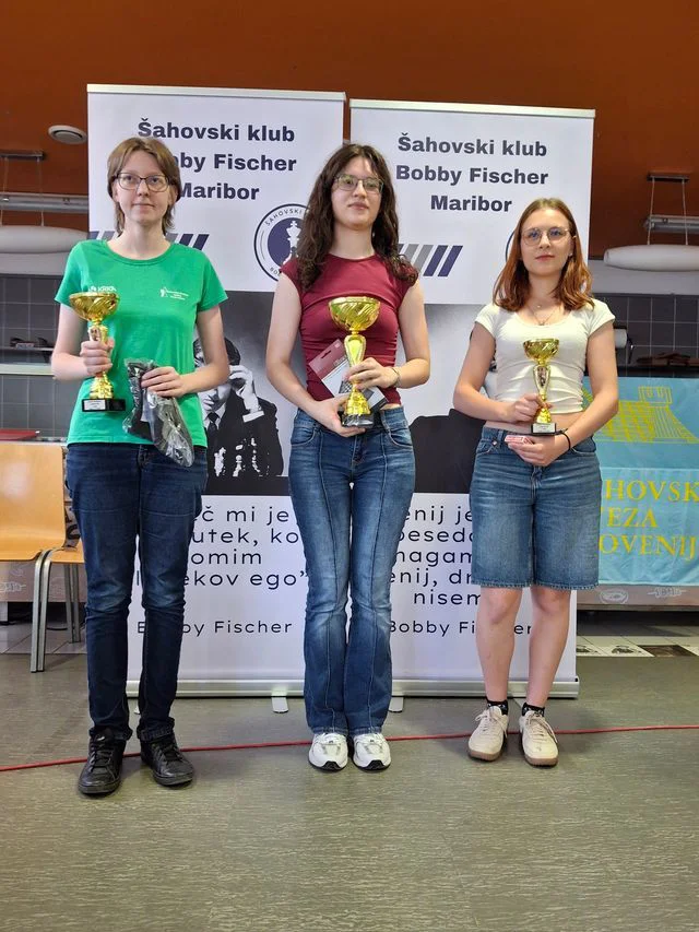 Pia Rožmanec (na sredini) si je priigrala naslova mladinske državne prvakinje v hitropoteznem in pospešenem šahu. Foto ŠZS