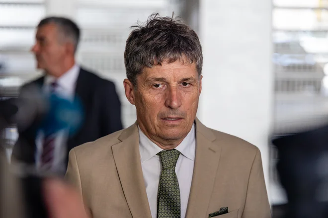 Minister za obrambo Borut Sajovic pobudi za razpis referenduma nasprotuje, saj meni, da je javnost ne bo razumela kot način obravnave varnosti, ampak kot način političnega opredeljevanja. FOTO: Črt Piksi/Delo