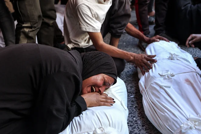 Palestinci med žalovanjem za žrtvami najnovejših izraelskih napadov v osrednjem delu Gaze FOTO: Omar Al-qattaa/Afp