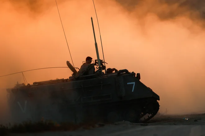 Izraelsko vojaško vozilo na meji z Gazo FOTO: Amir Cohen/Reuters