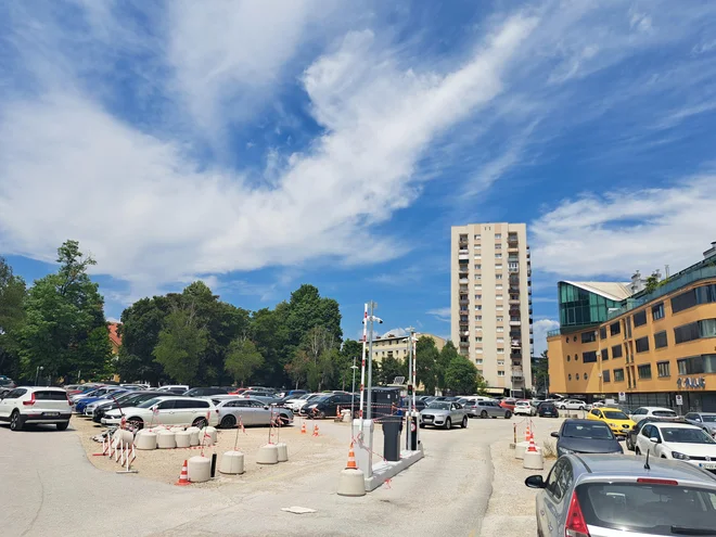 Parkirišče za stavbo Maksimilijan, v neposredni bližini parkirišča za spodnjim gradom, bo od sredine julija plačljivo 24 ur na dan. FOTO: Špela Kuralt/Delo