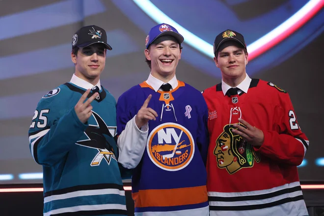 Na letošnjem naboru NHL so kot prve tri hokejiste izbrali Kanadčana Matthewa Schaeferja (NY Islanders) in Michaela Miso (San Jose Sharks) ter Šveda Antona Frondella (Chicago Blackhawks). FOTO: Bruce Bennett/AFP