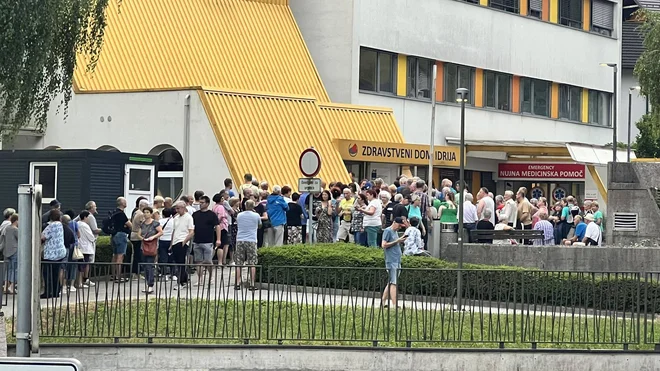 Gneča pred ZD Idrija. FOTO: Gregor Kodela