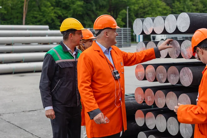 Predsednik uprave Taluma Marko Drobnič (levo) je ministru Bojanu Kumru predstavil, zakaj potrebujejo državno pomoč pri vlaganju v nove tehnologije. FOTO: Črt Piksi