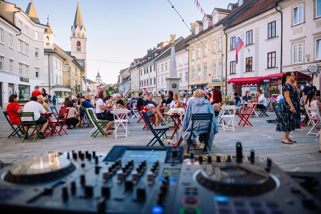 Ob petkih zaživi staro mestno jedro z uličnimi koncerti, DJ-ji in kulinaričnimi kotički. FOTO: ZTKK