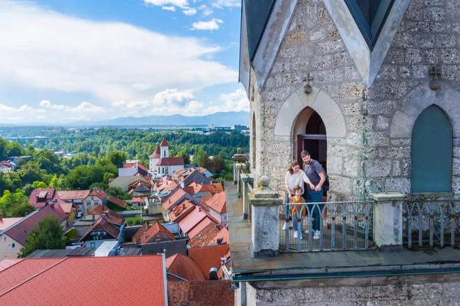Razgledi na vse tri verige slovenskih Alp z zvonika cerkve sv. Kancijana. FOTO: ZTKK, Jošt Gantar