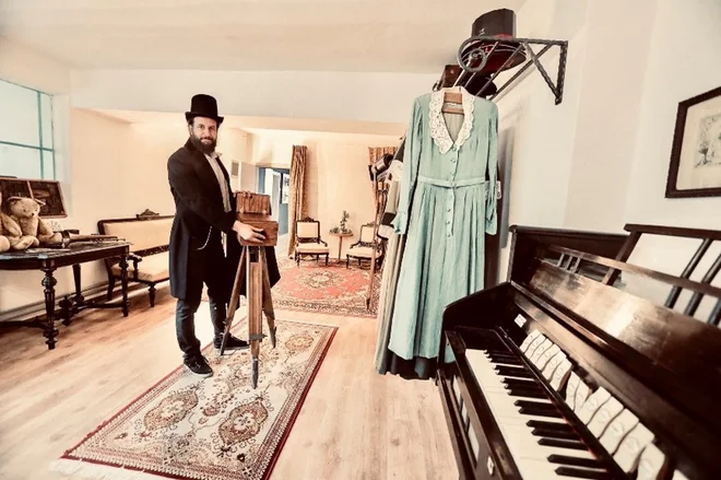 Kabinet izumitelja Puharja, ki je izumil fotografije na steklo in prvi selfi na svetu. FOTO: ZTKK