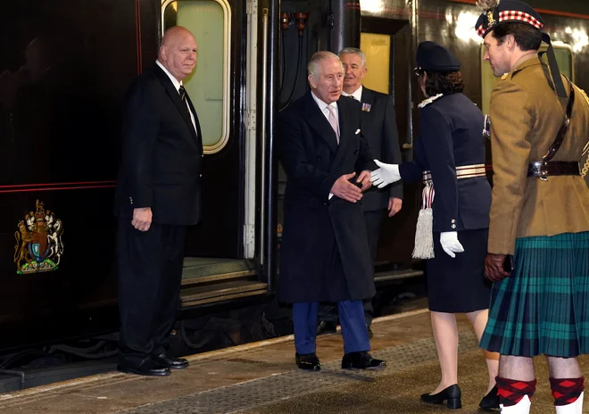 Kralj Karel III ob prihodu na postajo Victoria Station Manhester. FOTO:Pool Reuters