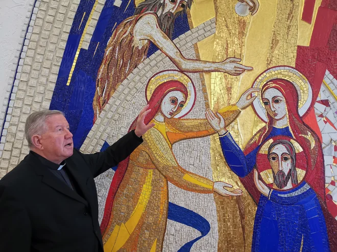 Med njimi je bil tudi mlad duhovnik jezuitskega reda in takrat še študent na rimski univerzi, p. Ivan Marko Rupnik. FOTO: Milena Zupanič