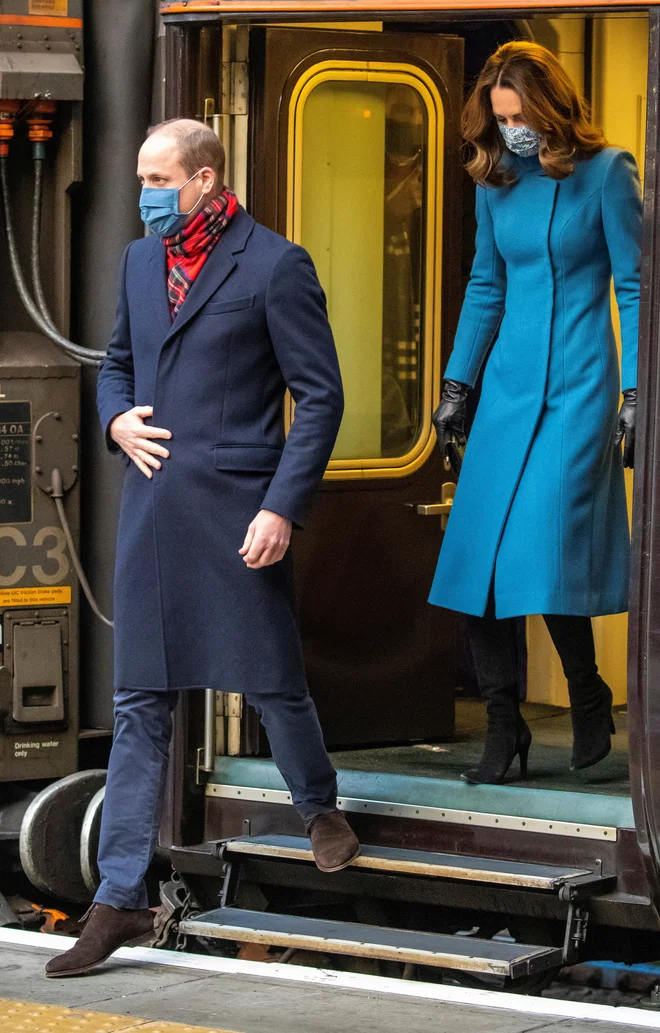 Princ William in soproga Kate sta leta 2020 z vlakom prepotovala 2000 kilometrov po deželi in se tako hotela zahvaliti delavcem med pandemijo covida-19.