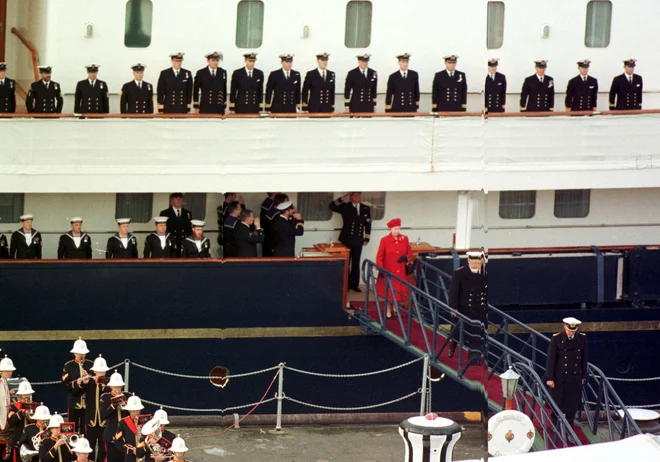 Elizabeta II. se je s težkim srcem poslovila od kraljeve jahte Britannia, ki je zadnjo pot opravila leta 1997.  FOTO: Pa Images/Reuters