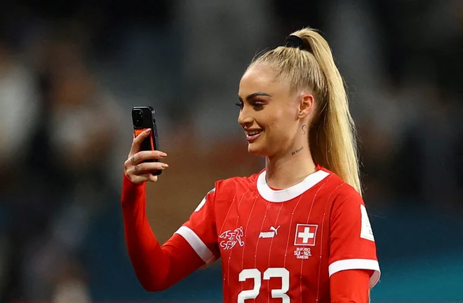 Alisha Lehmann je prva zvezdnica švicarske reprezentance. FOTO: Molly Darlington/Reuters