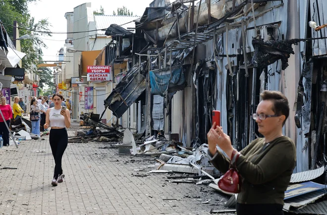 Če je poletno mrtvilo zavladalo na pogajalskem prizorišču, to ne velja ne za ukrajinska bojišča ne za območja na obeh straneh, ki so precej oddaljena od fronte. FOTO: Aleksander Jermočenko/Reuters